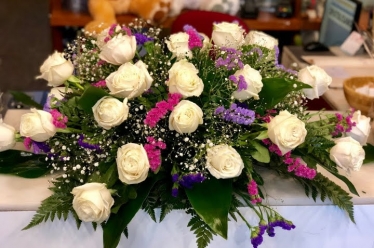 Centro de 24 rosas blancas funeral