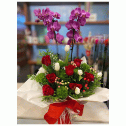 Centro de rosas, planta de orquidea y tulipanes